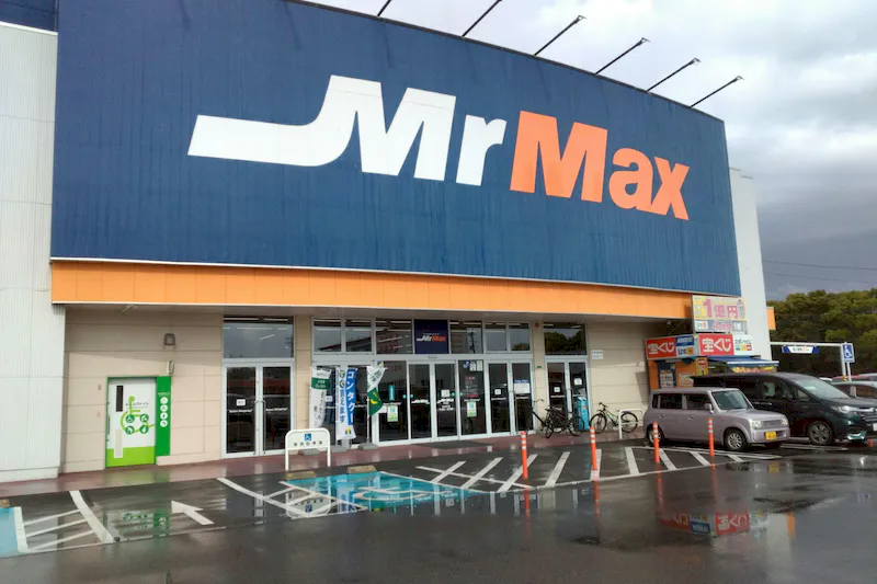 【ミスターマックス 本城店】100均側入口 物販用途に最適な総合ディスカウントストアの催事イベントスペース