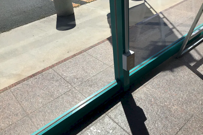 【ダイナム鳥取境港店｜割引キャンペーン実施中】キッチンカーやプロモーションに最適なアミューズメント施設のイベントスペース（喫煙所前）