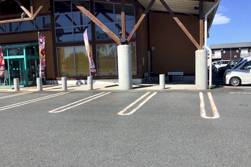 【ダイナム鳥取境港店｜割引キャンペーン実施中】キッチンカーやプロモーションに最適なアミューズメント施設のイベントスペース（喫煙所前）