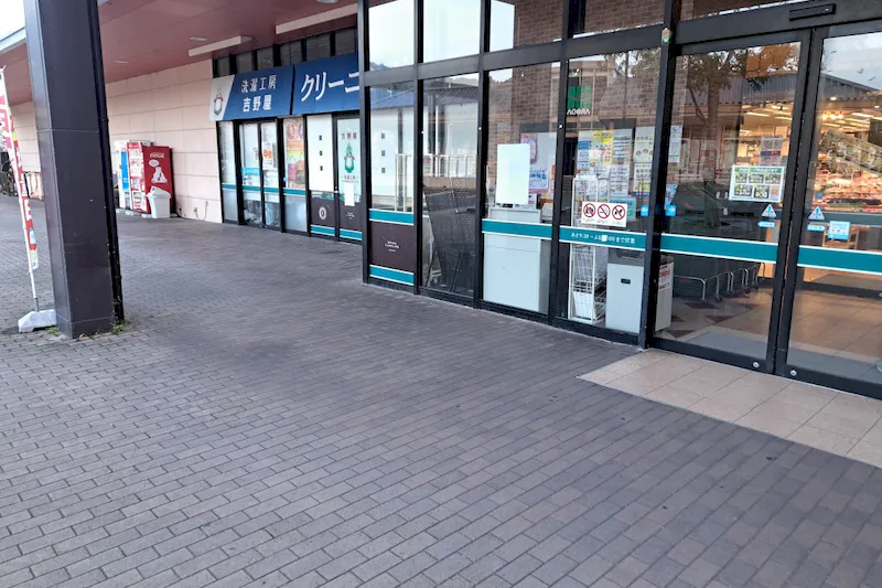 【スピナラソリエ（高見店）】西側の北寄り(クリーニング屋前) 物販やキッチンカー出店に最適なスーパー屋外催事イベントスペース