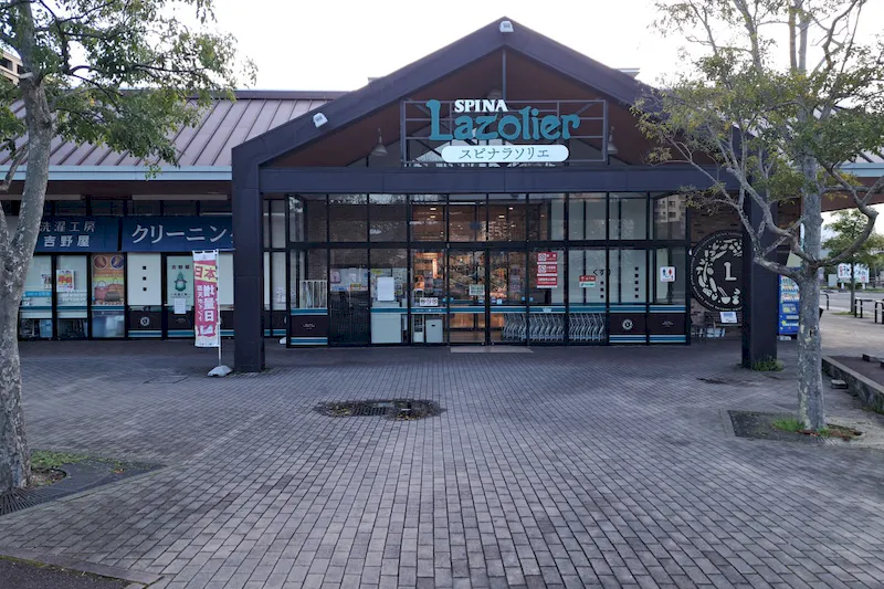 【スピナラソリエ（高見店）】西側の北寄り(クリーニング屋前) 物販やキッチンカー出店に最適なスーパー屋外催事イベントスペース