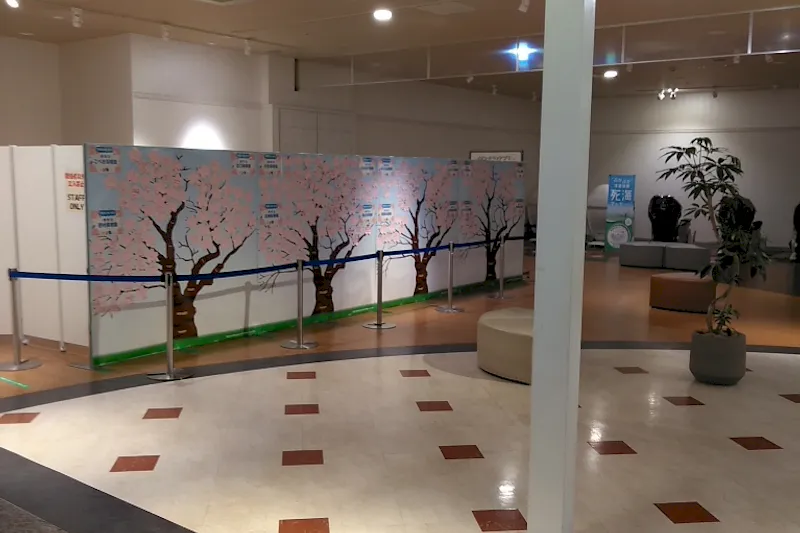 【イオンタウン津城山】アート作品の展示会や販売会、プロモーションイベントに最適な施設2階にある大型イベントスペース