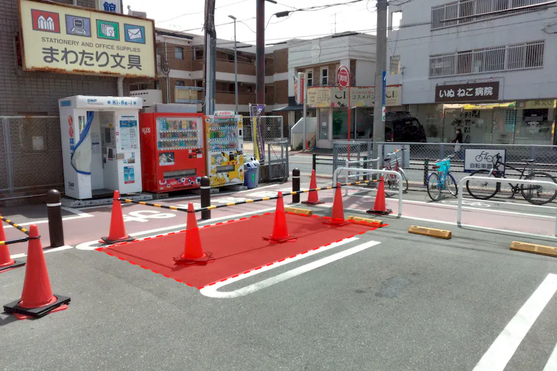 【ミスターマックス 長住店】駐車場（証明写真機前） キッチンカーに最適な総合ディスカウントストアの催事イベントスペース