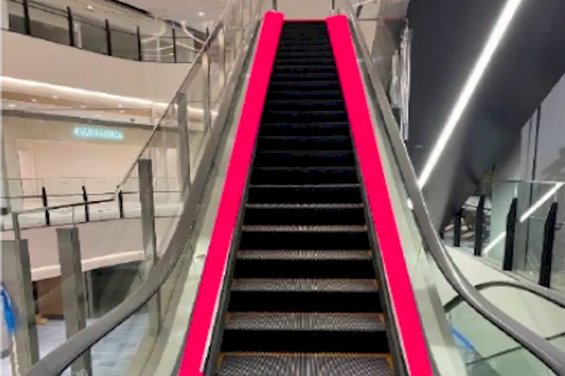 【イオンモール土岐】モール内広告 エスカレーター