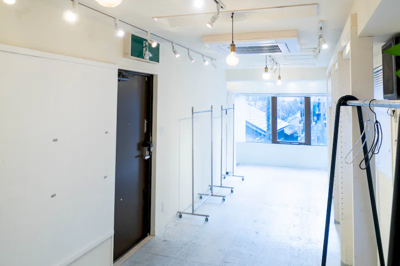 【北参道駅10分｜神宮前・明治公園前】カウンター＆43型モニター完備した展示会・POP-UP・ライブ配信に最適なスペース。