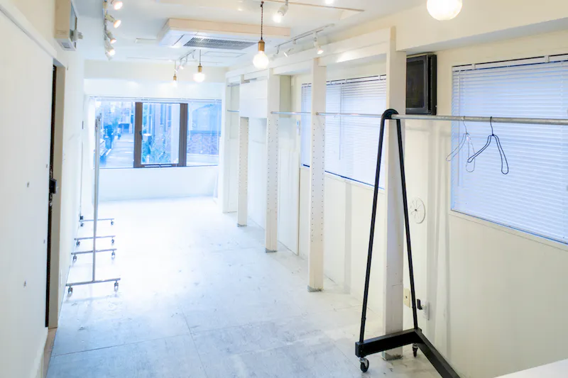 【北参道駅10分｜神宮前・明治公園前】カウンター＆43型モニター完備した展示会・POP-UP・ライブ配信に最適なスペース。