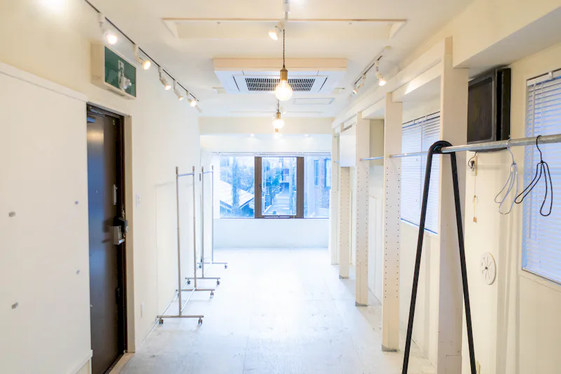 【北参道駅10分｜神宮前・明治公園前】カウンター＆43型モニター完備した展示会・POP-UP・ライブ配信に最適なスペース。
