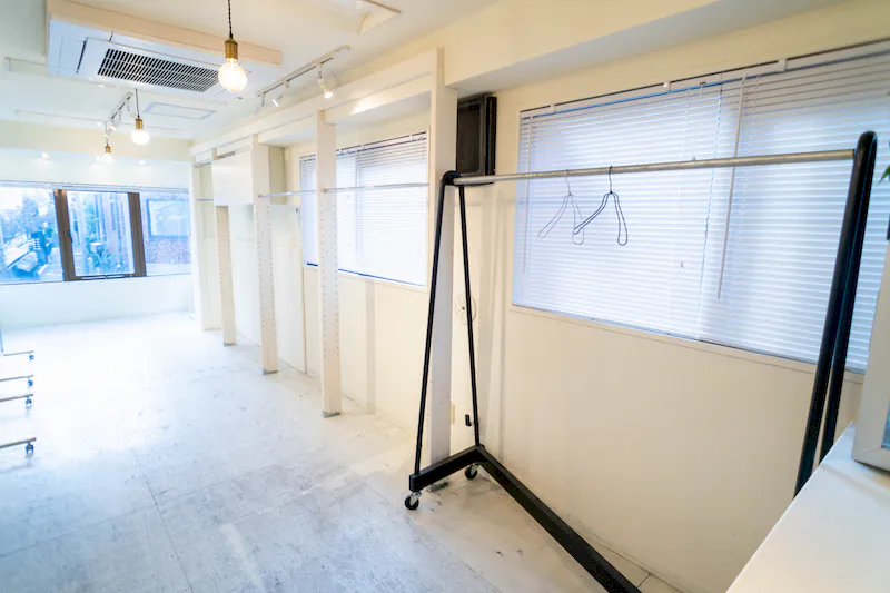 【北参道駅10分｜神宮前・明治公園前】カウンター＆43型モニター完備した展示会・POP-UP・ライブ配信に最適なスペース。