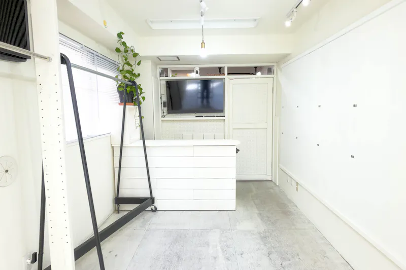 【北参道駅10分｜神宮前・明治公園前】カウンター＆43型モニター完備した展示会・POP-UP・ライブ配信に最適なスペース。