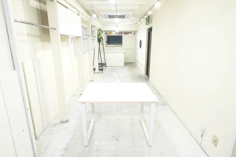 【北参道駅10分｜神宮前・明治公園前】カウンター＆43型モニター完備した展示会・POP-UP・ライブ配信に最適なスペース。