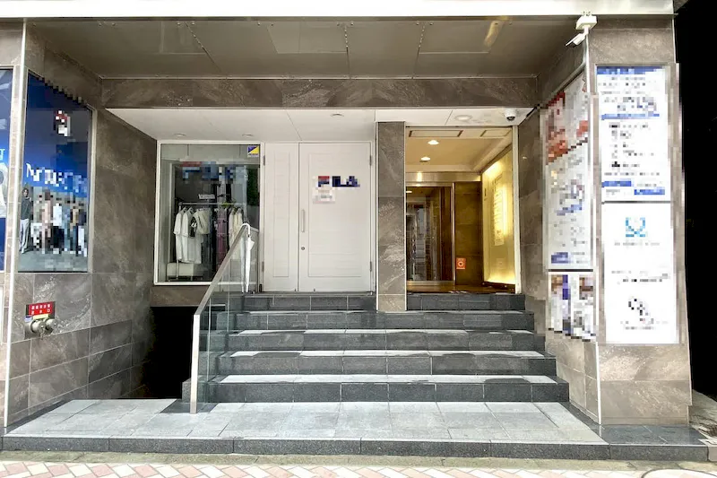 【渋谷駅3分】雑誌撮影や新商品の展示会に最適な白レンガ、木目、白背景3つの壁面でシーン撮影ができる渋谷神南エリアに位置する控室付きビル内スタジオ