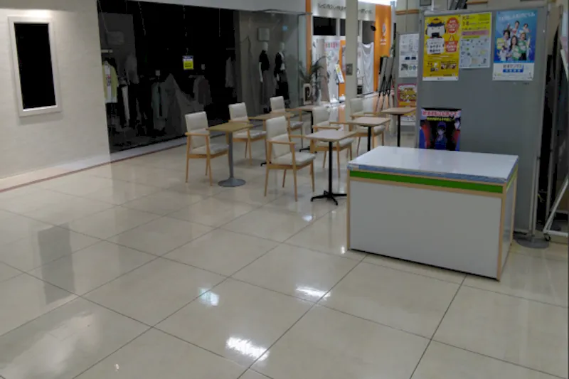 【イオン仙台中山店】本館１F奥エスカレーター前休憩場所の一部 販促プロモーションや物販に最適なスーパー店内催事イベントスペース
