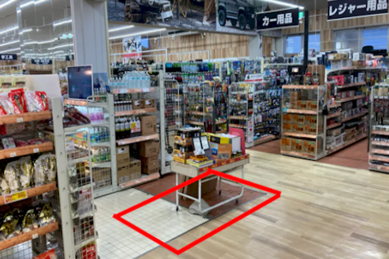 【ダイシン古川店】店内食品コーナー角　プロモーションや物販に最適なホームセンター内階段前の催事イベントスペース