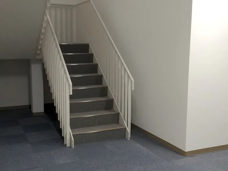 テナント募集中の2階に行く階段　2階の一部やトイレご利用いただけます
