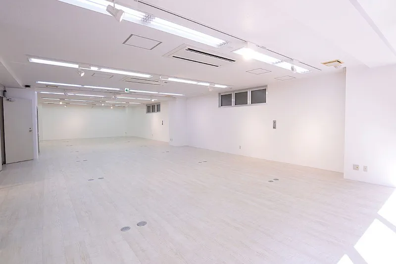 【心斎橋駅4分】白を基調とした清潔感あふれる空間にワンフロアのプライベートスペース なのであらゆるイベントに対応できるマルチスペースです。