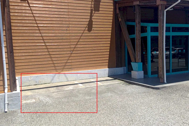 【ダイナム滑川店｜割引キャンペーン実施中】キッチンカー出店やプロモーションイベントでの出店に最適なアミューズメント施設の出入口横イベントスペース