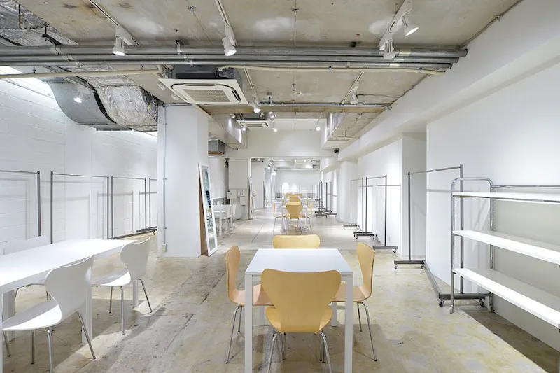 【心斎橋駅4分】吹き抜け約7mの開放感あふれる空間にワンフロアのプライベートスペース。 控室2か所とストックスペースやフィッティングルームも完備。