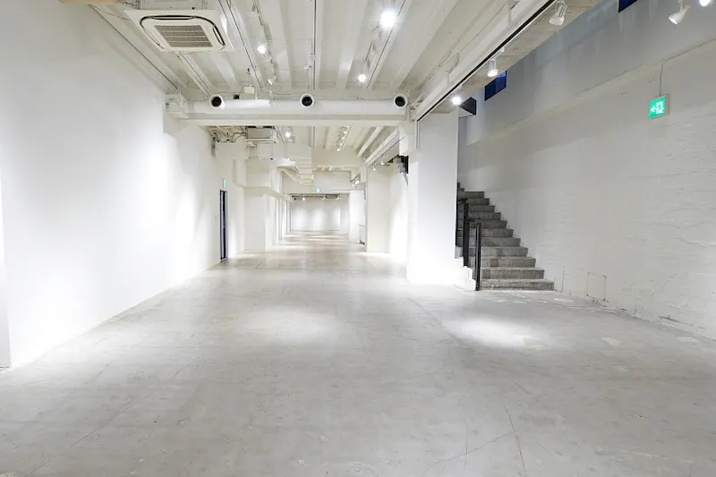 【心斎橋駅4分】吹き抜け約7mの開放感あふれる空間にワンフロアのプライベートスペース。 控室2か所とストックスペースやフィッティングルームも完備。