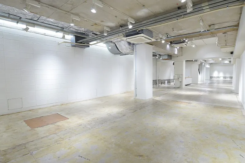 【心斎橋駅4分】吹き抜け約7mの開放感あふれる空間にワンフロアのプライベートスペース。 控室2か所とストックスペースやフィッティングルームも完備。