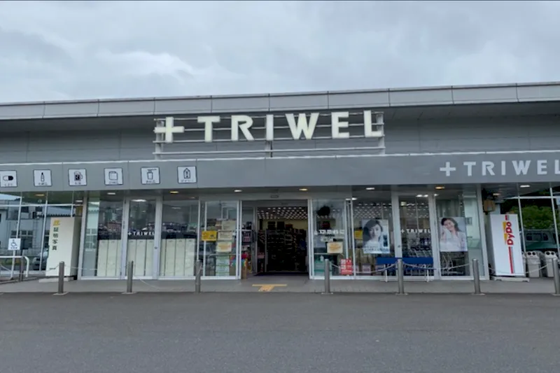 【ドラッグストアトライウェル大子店】【小スペース】駐車場スペースC_店舗壁面 ※電源なし