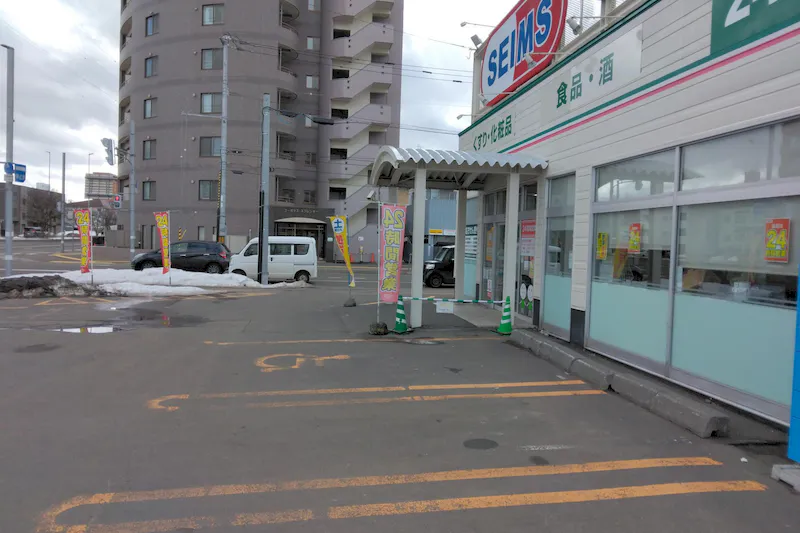 【ドラッグセイムス環状通美園店】キッチンカー出店やプロモーション催事に最適なドラッグストアの駐車場イベントスペース