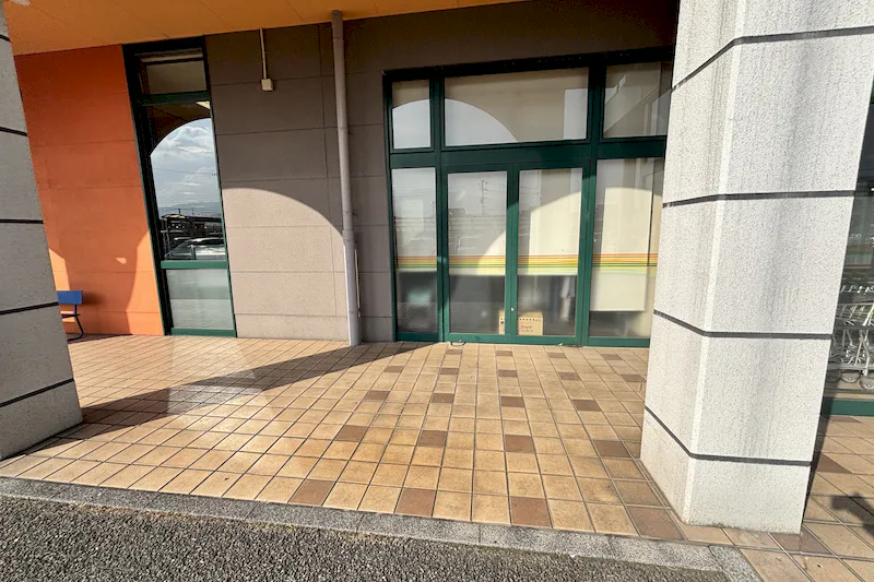 【Aコープハトマート北条店】食物販や販促イベントに最適なメイン入口横の屋外軒下スペース