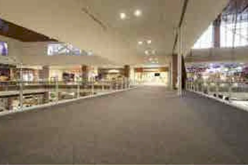 【イオンモール沖縄ライカム】4F 大型ビジョン前ブリッジ