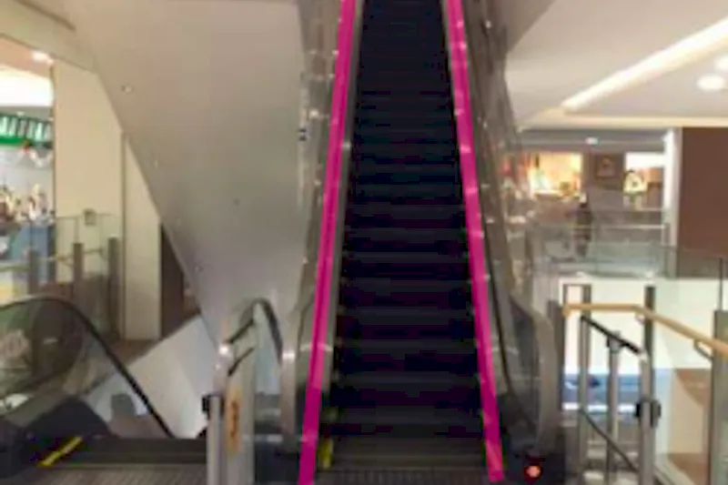 【イオンモールKYOTO】モール内広告 エスカレーター