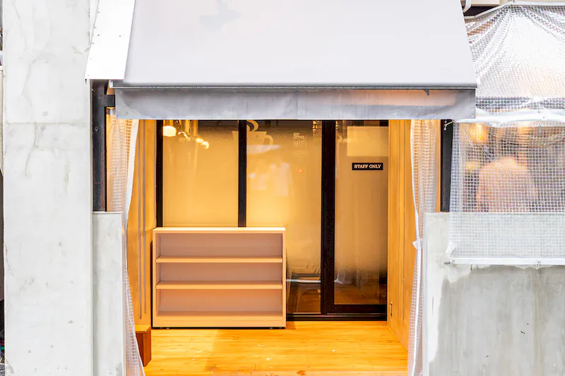 【飯田橋駅3分】展示会やポップアップストア、ワークショップ等に最適な「神楽坂」中心地で人気のカフェ併設の路面イベントスペース