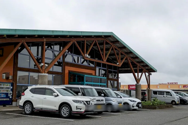 【ダイナム八街店｜割引キャンペーン実施中】プロモーションイベントに最適なアミューズメント施設のイベントスペース（①正面入口）
