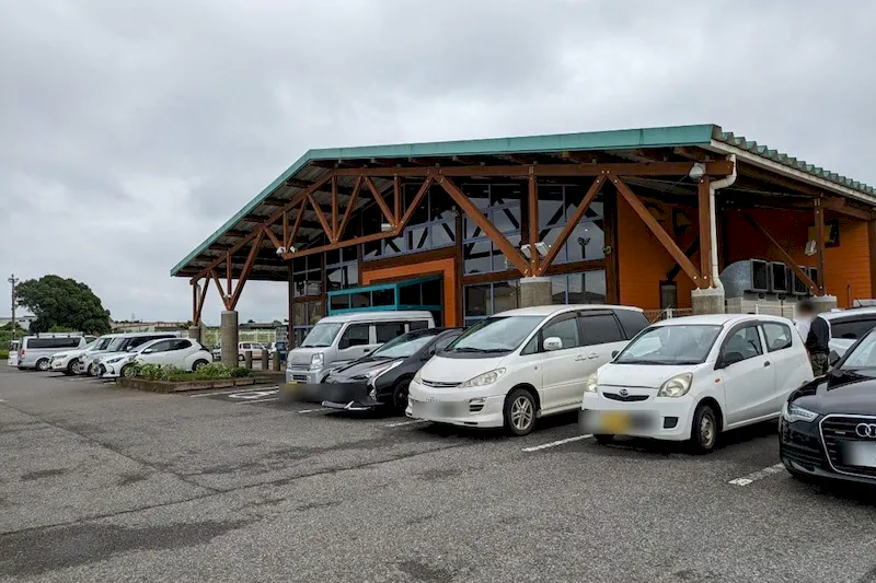 【ダイナム八街店｜割引キャンペーン実施中】プロモーションイベントに最適なアミューズメント施設のイベントスペース（①正面入口）