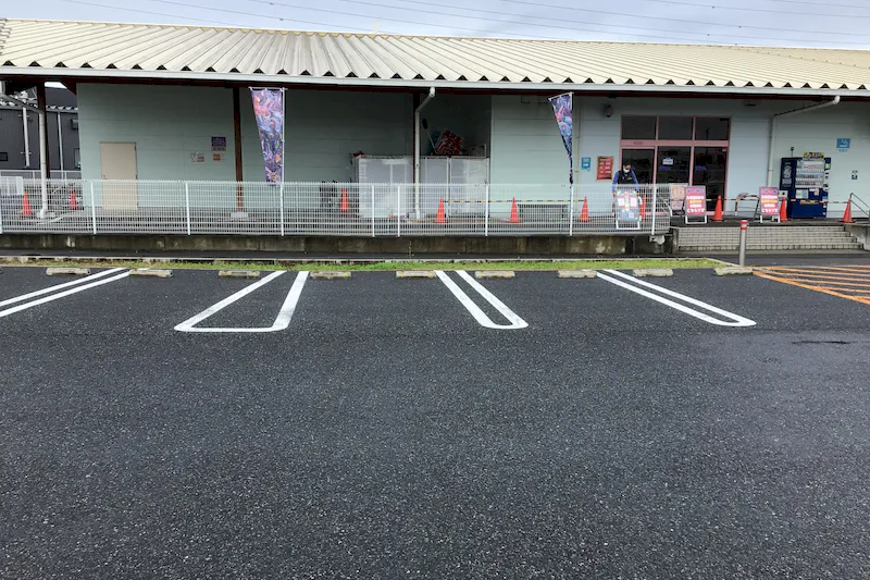 【ダイナム群馬藤岡店ゆったり館｜割引キャンペーン実施中】キッチンカー出店やプロモーションイベントに最適なアミューズメント施設のイベントスペース（①店舗駐車場）