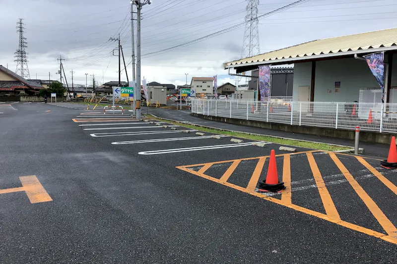 【ダイナム群馬藤岡店ゆったり館｜割引キャンペーン実施中】キッチンカー出店やプロモーションイベントに最適なアミューズメント施設のイベントスペース（①店舗駐車場）