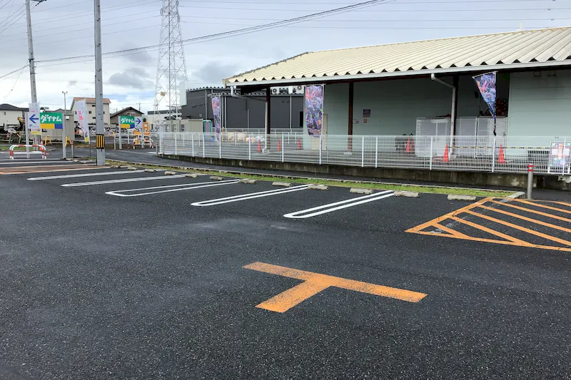 【ダイナム群馬藤岡店ゆったり館｜割引キャンペーン実施中】キッチンカー出店やプロモーションイベントに最適なアミューズメント施設のイベントスペース（①店舗駐車場）