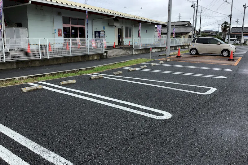 【ダイナム群馬藤岡店ゆったり館｜割引キャンペーン実施中】キッチンカー出店やプロモーションイベントに最適なアミューズメント施設のイベントスペース（①店舗駐車場）