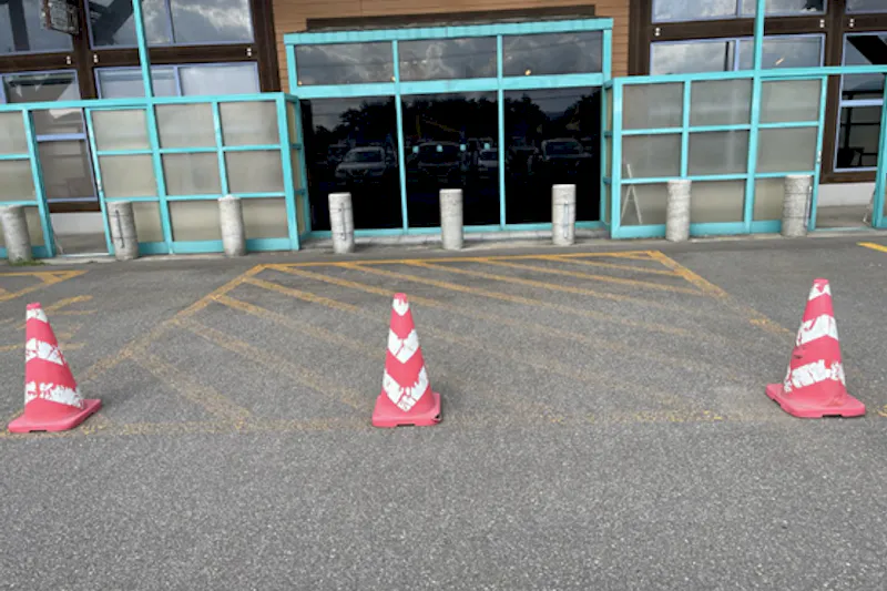 【ダイナム湯沢店｜割引キャンペーン実施中】キッチンカーやプロモーションイベントに最適なアミューズメント施設のイベントスペース（店舗正面）