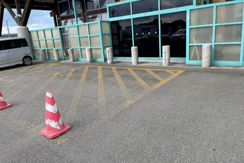 【ダイナム湯沢店｜割引キャンペーン実施中】キッチンカーやプロモーションイベントに最適なアミューズメント施設のイベントスペース（店舗正面）