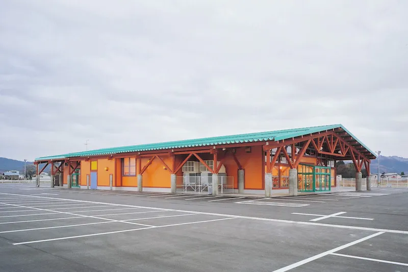 【ダイナム湯沢店｜割引キャンペーン実施中】キッチンカーやプロモーションイベントに最適なアミューズメント施設のイベントスペース（店舗右）