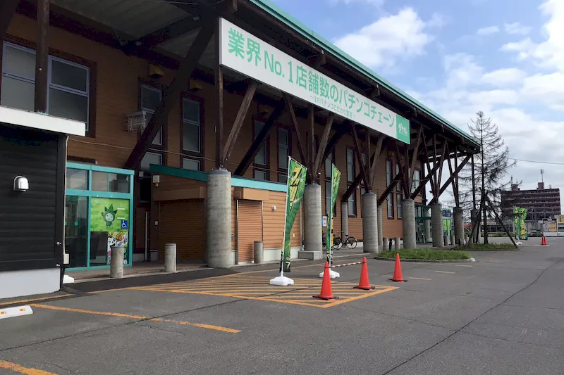 【ダイナム旭川近文店ゆったり館｜割引キャンペーン実施中】キッチンカーに最適なアミューズメント施設のイベントスペース（出入口）