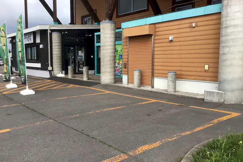 【ダイナム旭川近文店ゆったり館｜割引キャンペーン実施中】キッチンカーに最適なアミューズメント施設のイベントスペース（出入口）