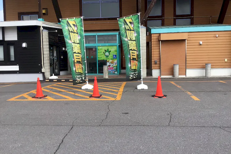 【ダイナム旭川近文店ゆったり館｜割引キャンペーン実施中】キッチンカーに最適なアミューズメント施設のイベントスペース（出入口）