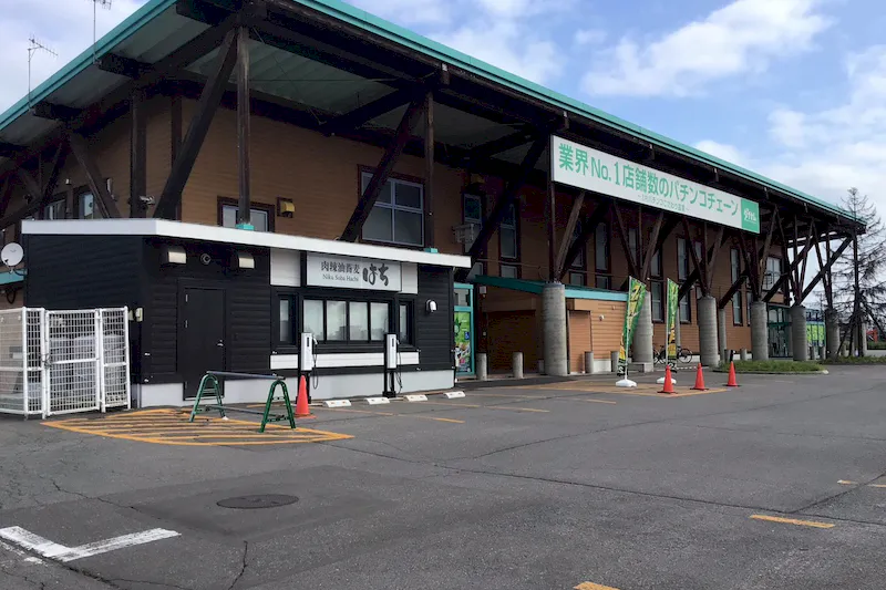 【ダイナム旭川近文店ゆったり館｜割引キャンペーン実施中】キッチンカーに最適なアミューズメント施設のイベントスペース（出入口）