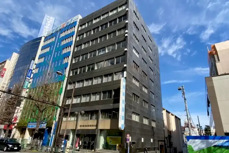 【新宿三丁目駅３分】セミナーに適した白を基調とした明るい雰囲気な貸切スペース