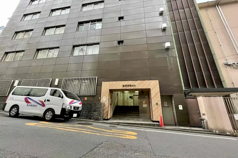 【新宿三丁目駅３分】セミナーに適した白を基調とした明るい雰囲気な貸切スペース