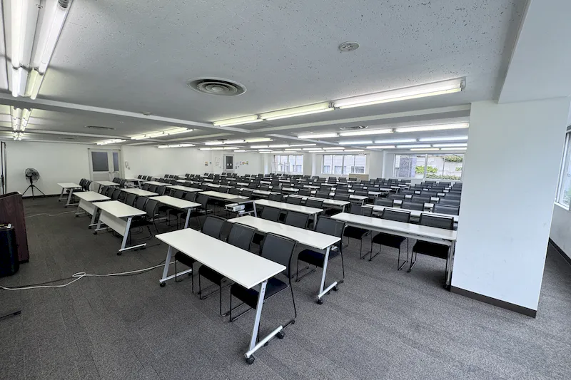 【新宿三丁目駅３分】セミナーに適した白を基調とした明るい雰囲気な貸切スペース