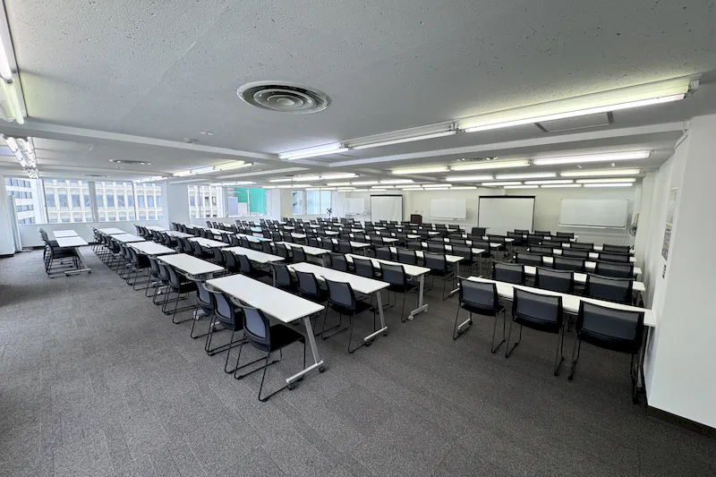 【新宿三丁目駅３分】セミナーに適した白を基調とした明るい雰囲気な貸切スペース