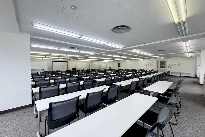 【新宿三丁目駅３分】セミナーに適した白を基調とした明るい雰囲気な貸切スペース