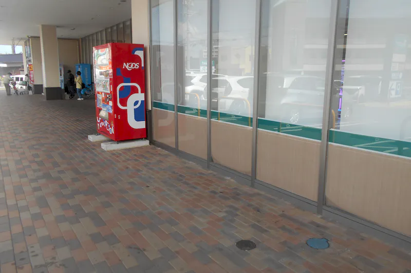 【レガネット中間】惣菜側入口側自販機横・店内入口前駐車場1台分 販促プロモーションや物販に最適なスーパー屋外催事イベントスペース