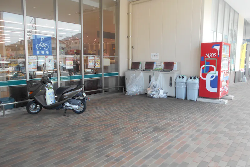 【レガネット中間】惣菜側入口側自販機横・店内入口前駐車場1台分 販促プロモーションや物販に最適なスーパー屋外催事イベントスペース