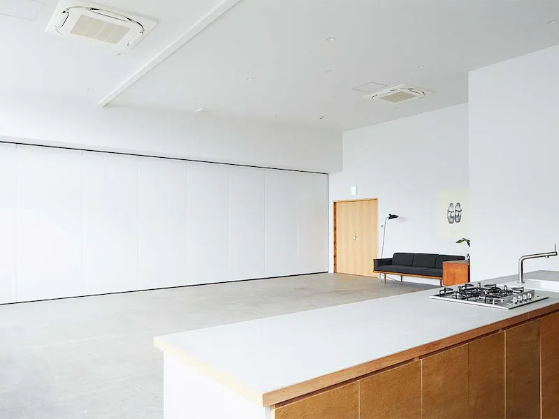中央のウォールカーテンを閉めた状態のスタジオA